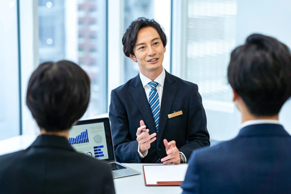 ITコンサルティング：クライアントへ提案する商談の様子